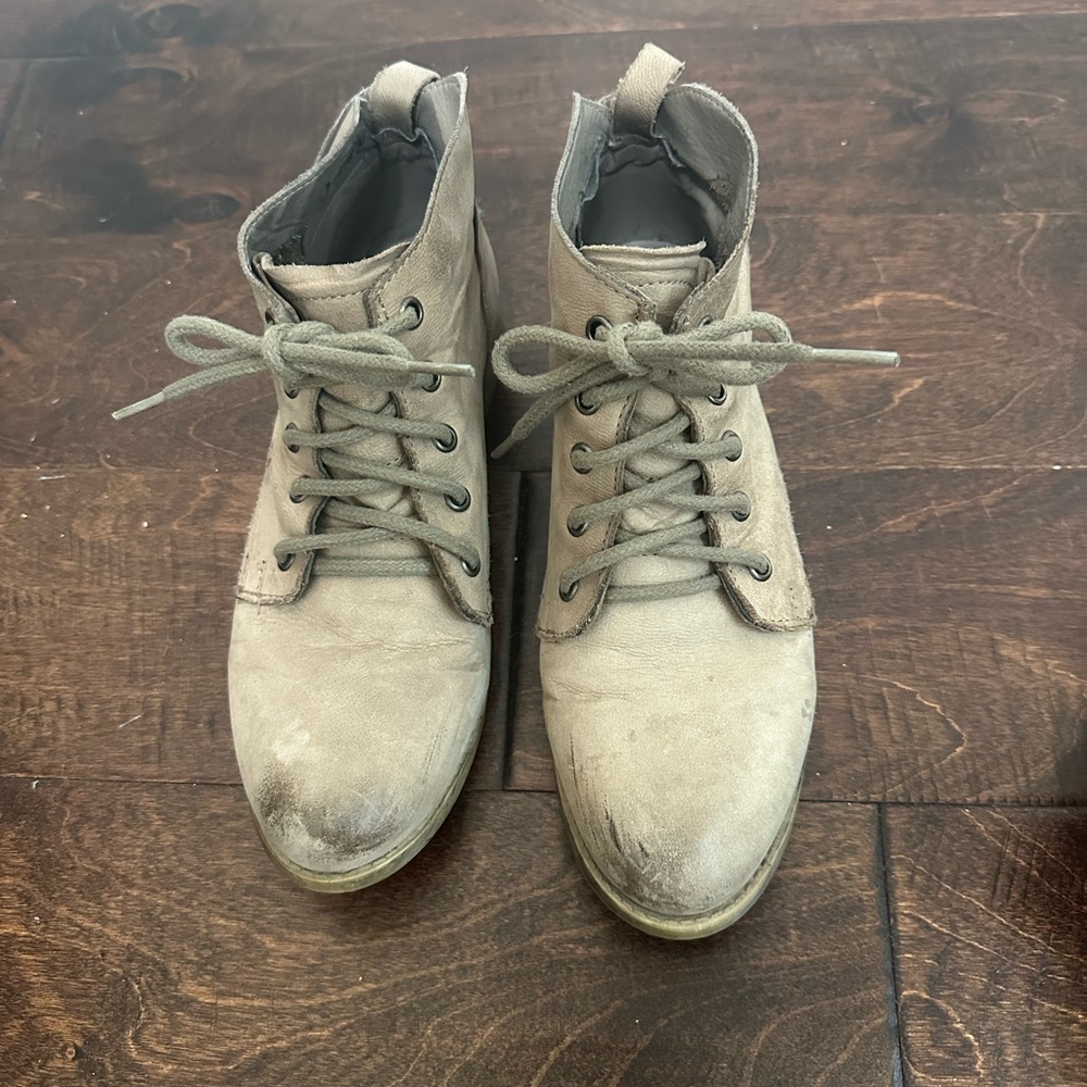 Steve Madden Cream distressed Lace-Up Ankle Boots Size 8